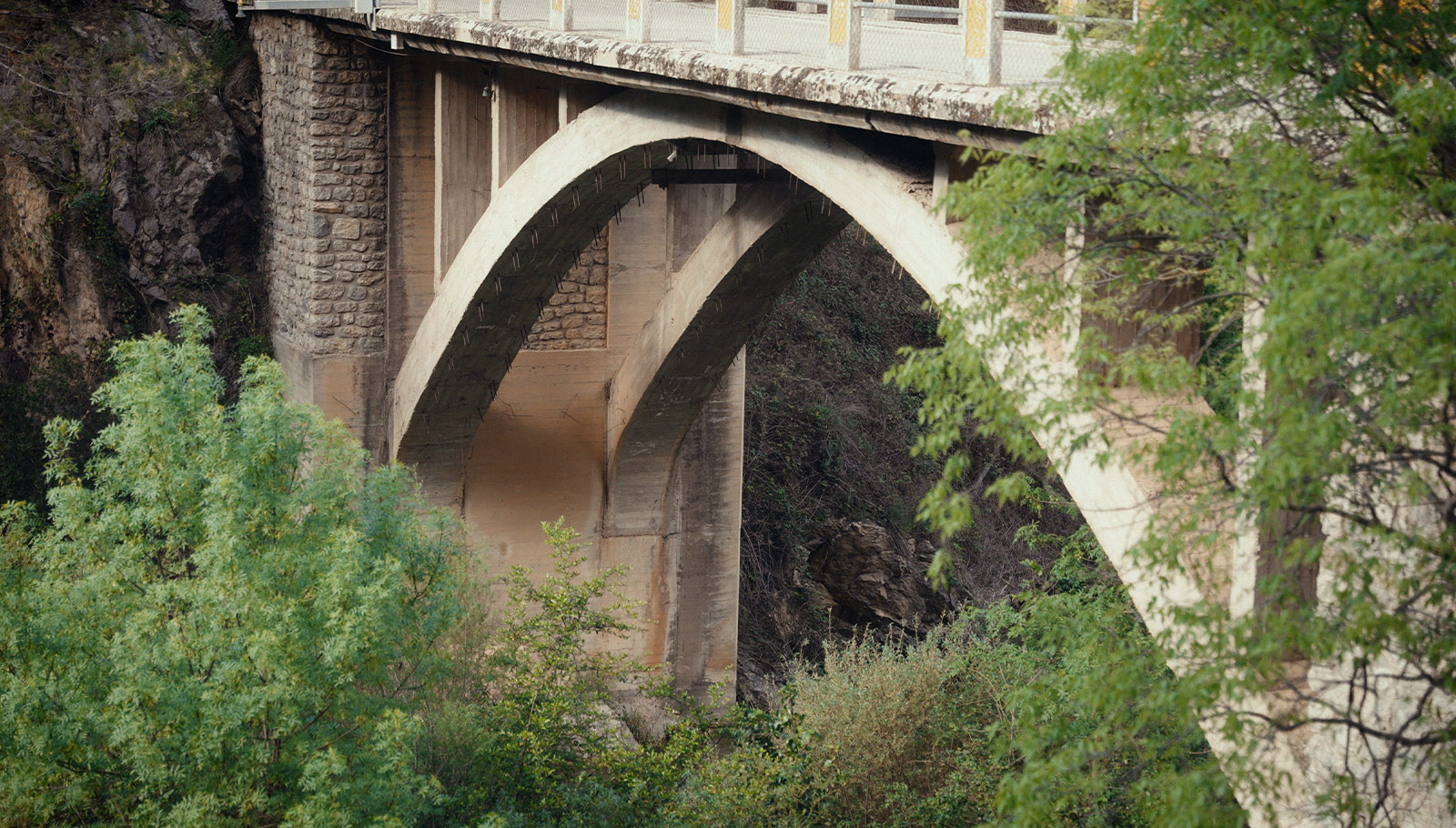 Puente histórico con barandillas modernas